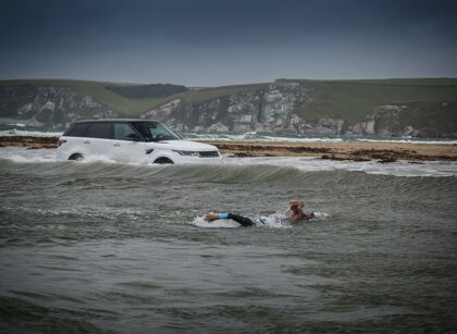 Así se enfrenta el nuevo Range Rover Sport P400e a dos nadadores profesionales