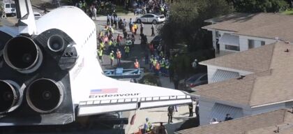 ¿Te cuesta aparcar? Imagina mover un transbordador espacial de 88 toneladas