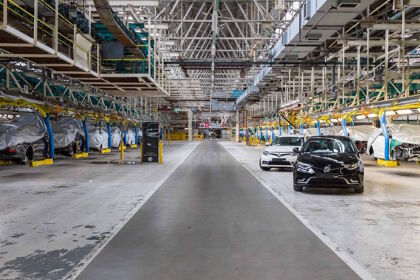 La fábrica de coches abandonada donde se detuvo el tiempo