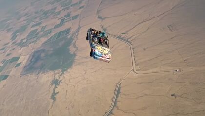 ¡Increíble! Esto es lo que sucede si intentas hacer paracaidismo montado en un descapotable
