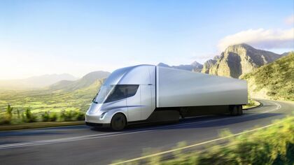 Tesla Semi, el camión eléctrico que quiere plantar cara con 800 kilómetros de autonomía