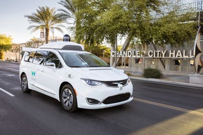 Waymo hace historia probando sus coches autónomos sin conductor de seguridad