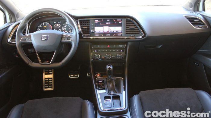 SEAT Leon Cupra ST 2017 Interior 9 700x394