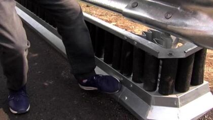 Así son los primeros quitamiedos fabricados con neumáticos reciclados