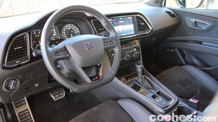 Seat Leon Cupra ST 300 Interior 1 700x394