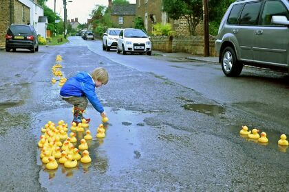 Patitos de goma como protesta contra los baches