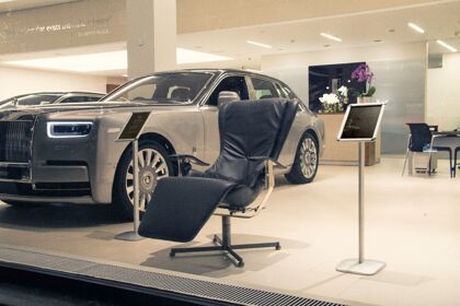 Esta silla que cuesta más de 40.000 euros solo podía estar al lado de un Rolls-Royce