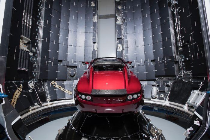 Tesla Roadster Space X 1 700x466