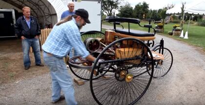 Así de complicado es arrancar el primer coche de la historia