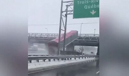 Así impactó el cargamento de un camión contra un viaducto en Canadá
