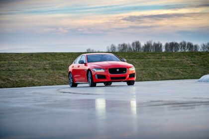 Jaguar XE 300 Sport, nueva versión que se estrena con un curioso reto