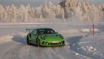 Walter Röhrl, un Porsche 911 GT3 RS y una pista de hielo, no se puede pedir más