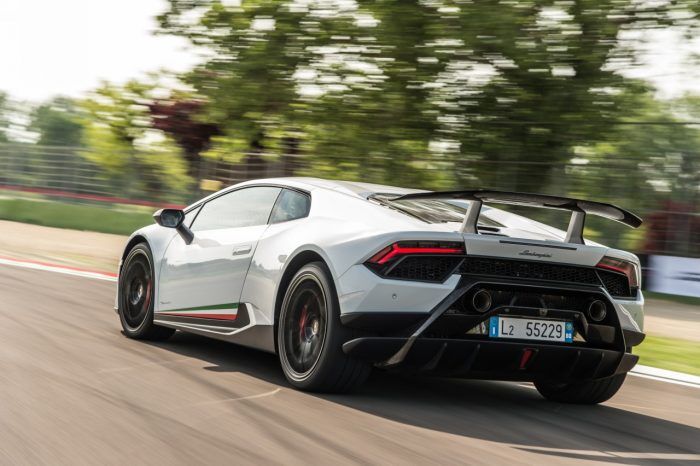 Lamborghini Huracan Performante 18 700x466
