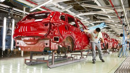 Siguen faltando componentes. Así lo sufre la industria española y el comprador
