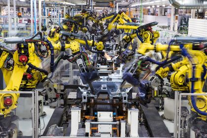 Así trabajan los 2.000 robots de SEAT en la planta de Martorell
