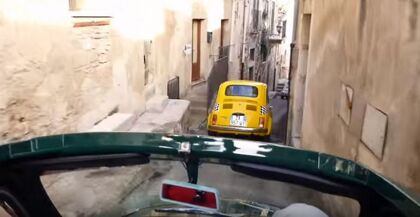 Un grupo de Fiat 500 conduciendo por callejuelas de Sicilia será lo mejor que verás hoy
