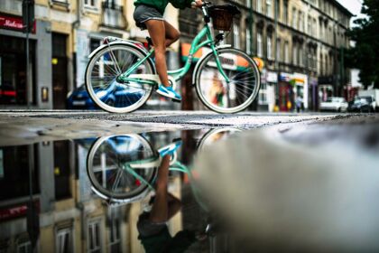 ¿Debes dar prioridad a una bicicleta en un paso de peatones?