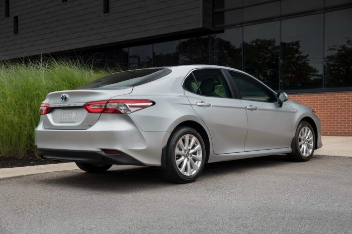 Toyota Camry Hybrid Le 26 700x466