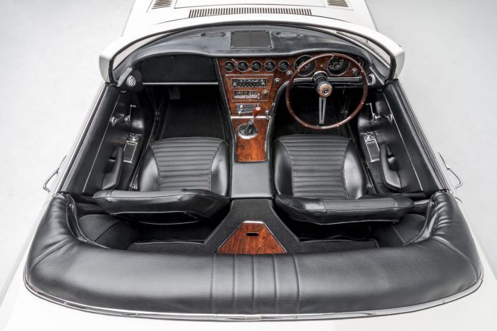 Toyota 2000GT Roadster 007 Interior 1 700x466