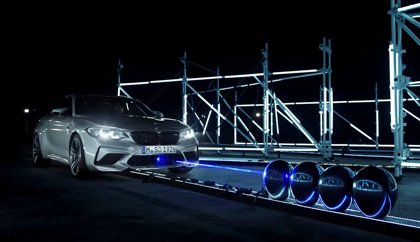 El BMW M2 Competition bate un récord rompiendo globos con un láser