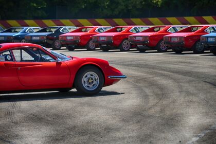 Récord de Ferrari Dino juntos para celebrar el 50 aniversario del modelo