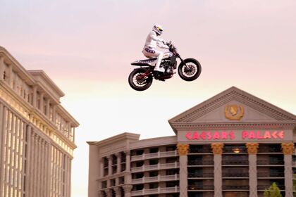 Travis Pastrana emula a Evel Knievel con estos tres saltos