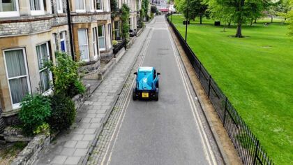 Asusta ver qué poco tarda un coche en aprender a conducir solo