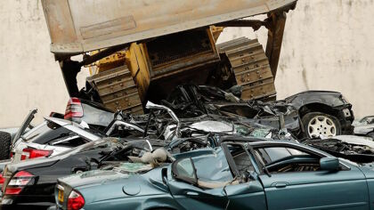 Así destruye Filipinas coches de lujo