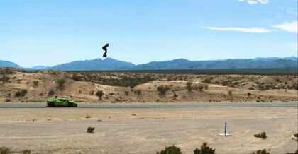 ¿Volarías con un aerodeslizador sobre un Lamborghini a 165 km/h?