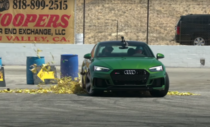Un Audi RS 5 y muchas cáscaras de plátano, efectos del Mario Kart en la vida real