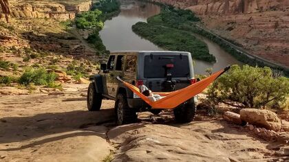 Créenos, querrás esta hamaca para tu coche (y no es muy cara)