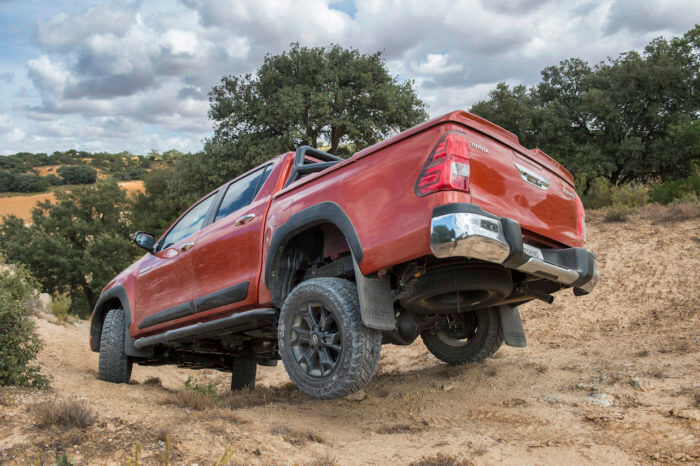 Toyota Hilux Legend Raider 9 700x466