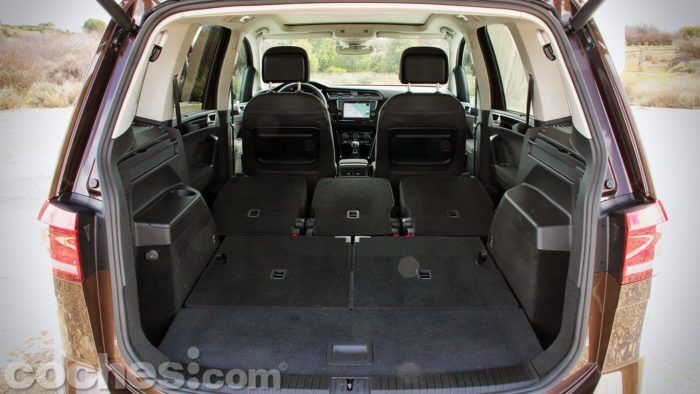 Volkswagen Touran 038 700x394