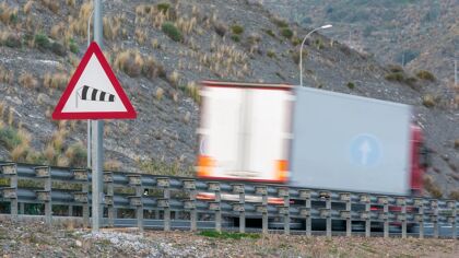 Qué es el efecto pantalla en los coches y cómo evitarlo: un riesgo invisible en carretera