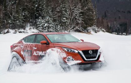 Mira el nuevo sedán de Nissan modificado para la nieve