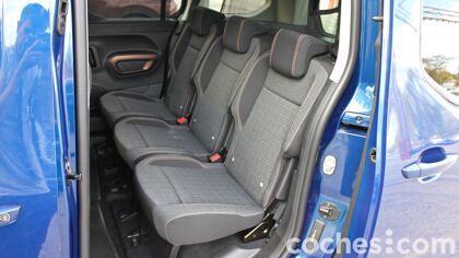 ¿Qué coches con tres asientos individuales detrás hay en el mercado?