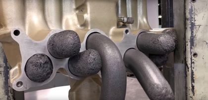 La limpieza de un motor por extrusión que no podrás dejar de mirar