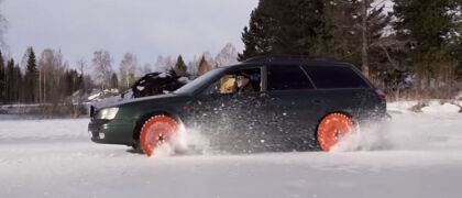 Este Subaru lleva sierras en vez de ruedas para circular sobre el hielo