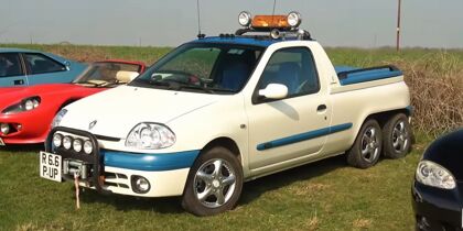 Alguien ha creado un Renault Clio de seis ruedas convertido a pick-up
