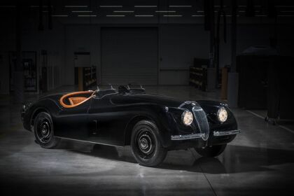 Disfrutarás viendo este Jaguar XK 120 restaurado por la propia marca