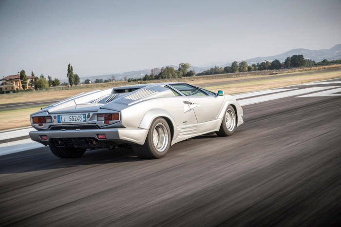 Lamborghini Countach 25 Anniversario 79 700x466