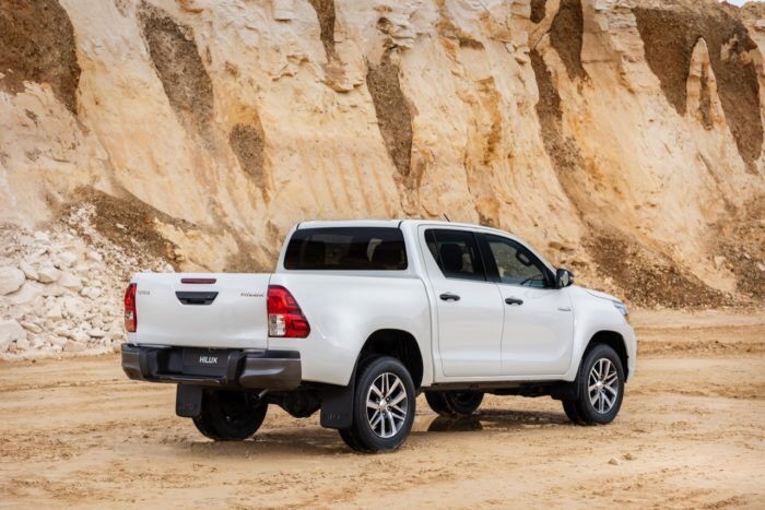 Toyota Hilux Legend Black 49 700x467