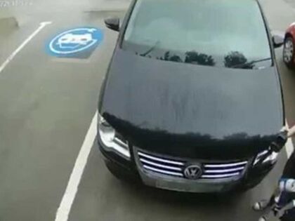 Mira cómo una conductora intenta inflar los neumáticos con un cargador eléctrico