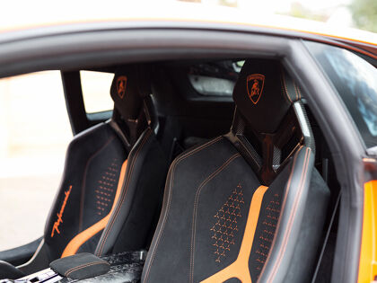 Alcántara, qué es y cómo limpiar este material de moda en los coches