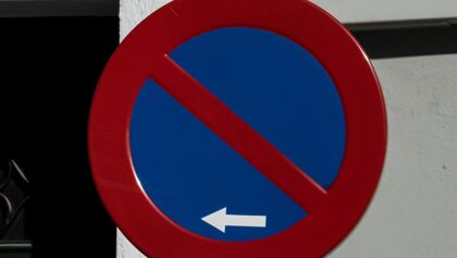 Zonas de carga y descarga: señales, cuándo aparcar y multas por hacerlo mal