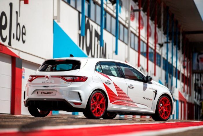 Renault Megane Rs Trophy R 4 700x467