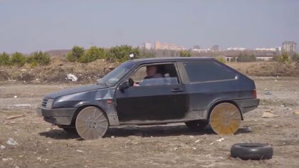 ¿Tapas de alcantarilla en lugar de ruedas?