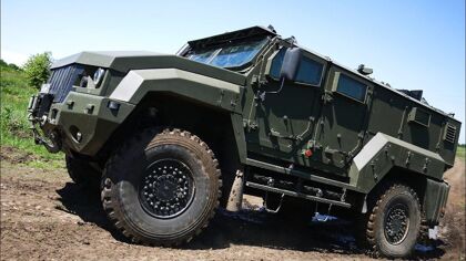 Esta espuma antibalas busca aligerar los vehículos militares (y que sean más eficientes)