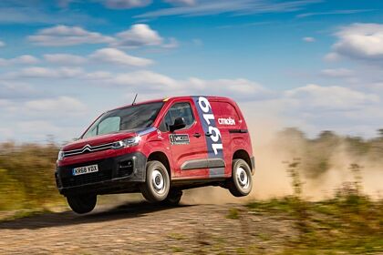 Esto es lo que pasa cuando un piloto de WRC coge una Citroën Berlingo (con vídeo)