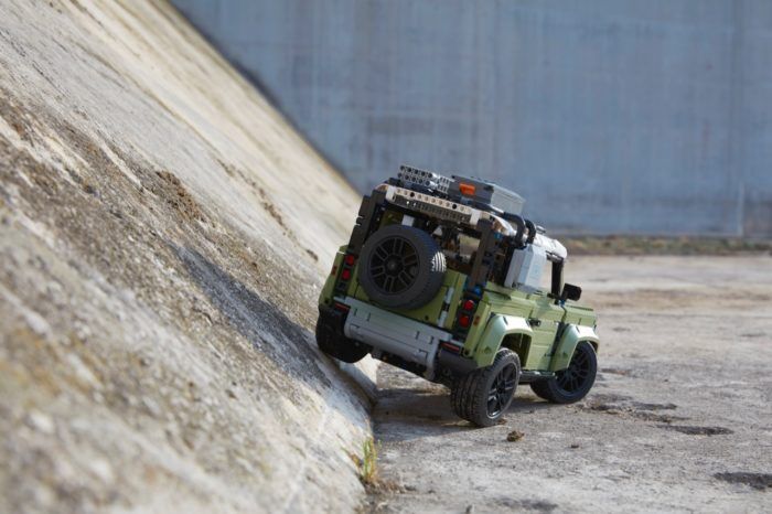 Land Rover Defender LEGO Technic 10 700x466